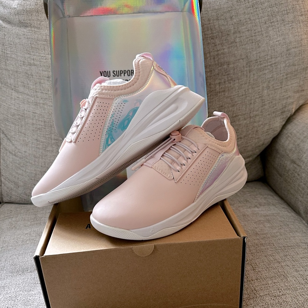 Clove Women’s Classic Limited Edition Sneaker Size 8